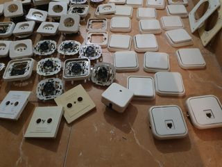 Enchufes e interruptores de pared blancos, usados