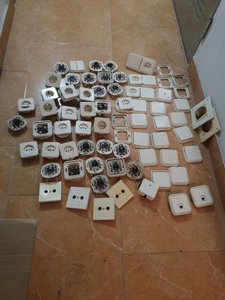 Enchufes e interruptores de pared blancos, usados