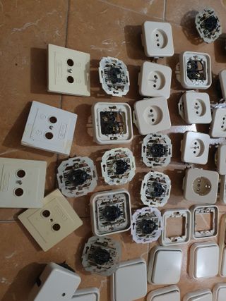 Enchufes e interruptores de pared blancos, usados