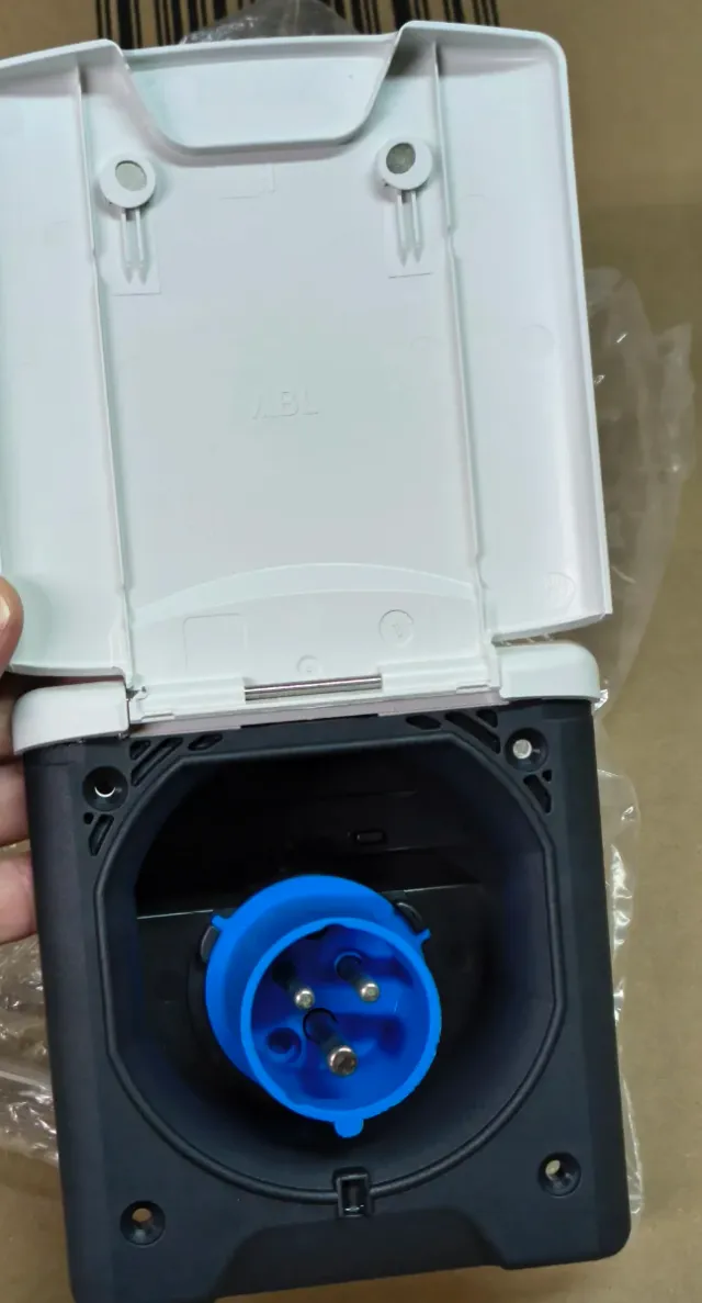 Toma exterior 230V para autocaravana