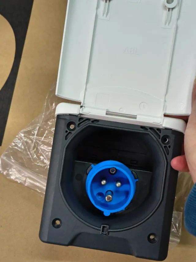 Toma exterior 230V para autocaravana