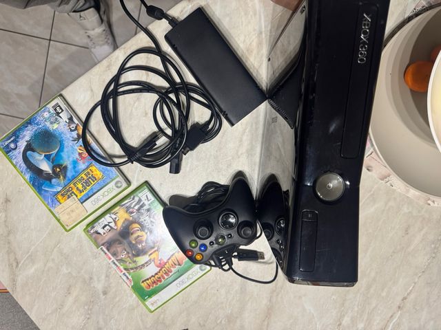 Xbox 360 con giochi e controller 220GB cavo HD