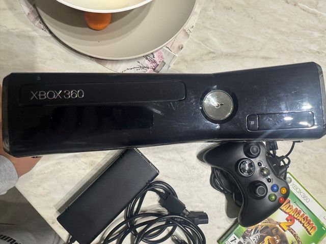 Xbox 360 con giochi e controller 220GB cavo HD