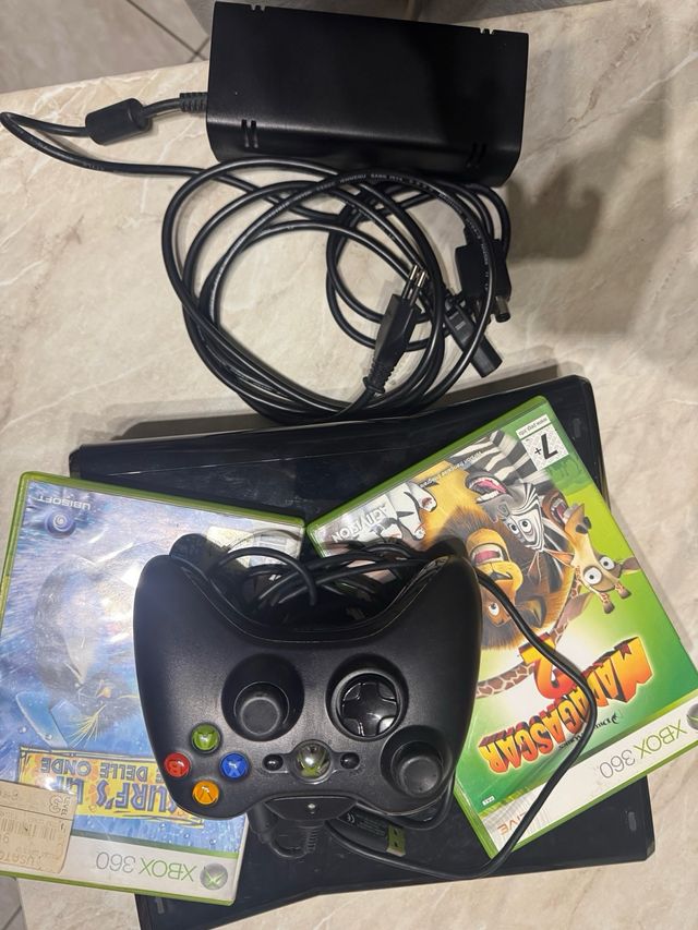Xbox 360 con giochi e controller 220GB cavo HD