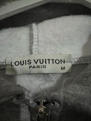 Conjunto chándal LV gris y blanco.