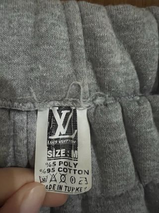 Conjunto chándal LV gris y blanco.