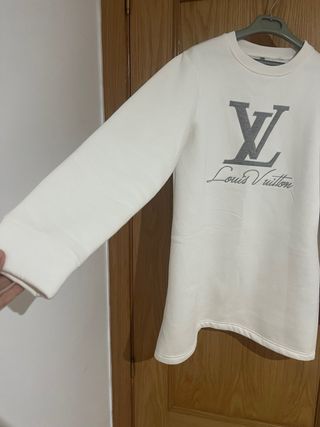 Conjunto chándal LV gris y blanco.