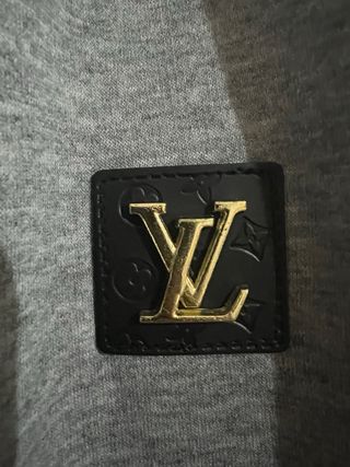 Conjunto chándal LV gris y blanco.