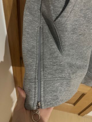 Conjunto chándal LV gris y blanco.