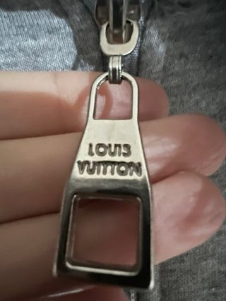 Conjunto chándal LV gris y blanco.