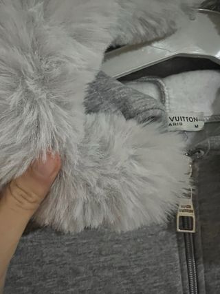 Conjunto chándal LV gris y blanco.