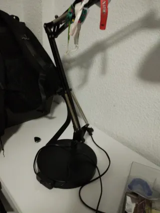 Lámpara de escritorio negra ajustable