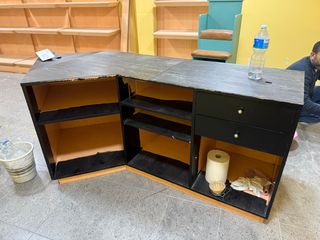 Mostrador de oficina de piedra y madera