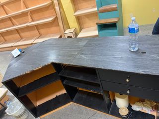 Mostrador de oficina de piedra y madera