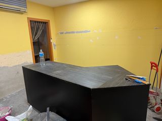 Mostrador de oficina de piedra y madera