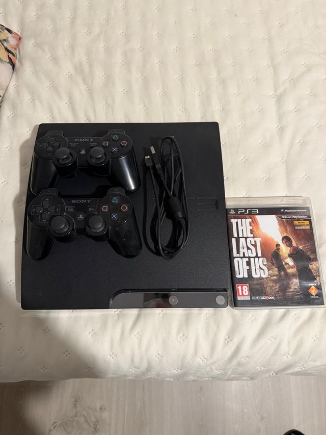 Consola PS3 Sony Negra + 2 Mandos + Juego