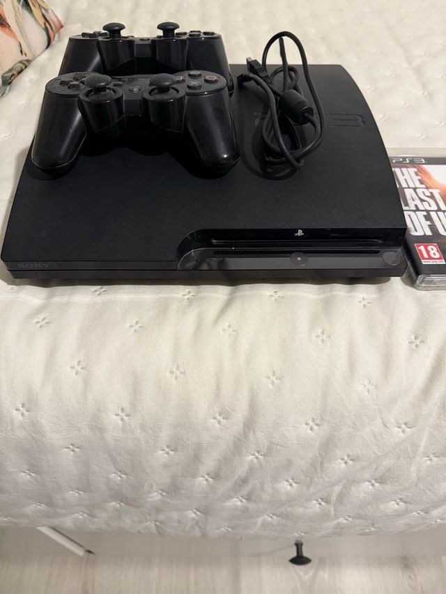 Consola PS3 Sony Negra + 2 Mandos + Juego