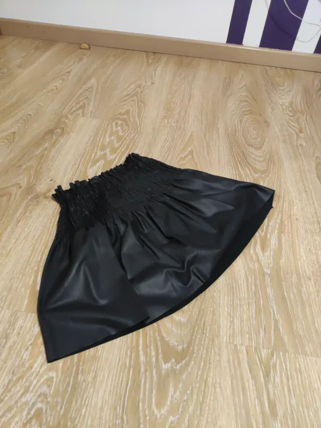 Falda cuero vuelo negra