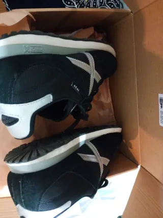 Zapatillas Munich Negras y Plateadas