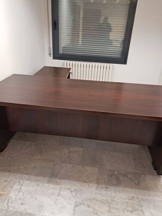 Mueble de oficina madera y sillas azules