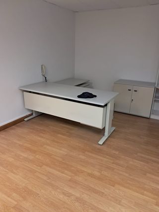 Mueble de oficina madera y sillas azules