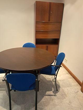 Mueble de oficina madera y sillas azules