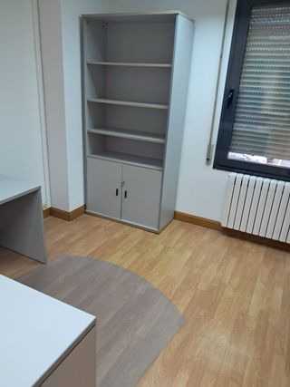 Mueble de oficina madera y sillas azules