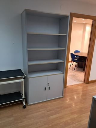 Mueble de oficina madera y sillas azules