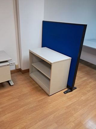 Mueble de oficina madera y sillas azules