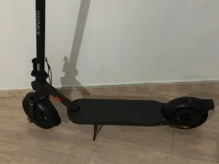 Patinete eléctrico con papeles y caja