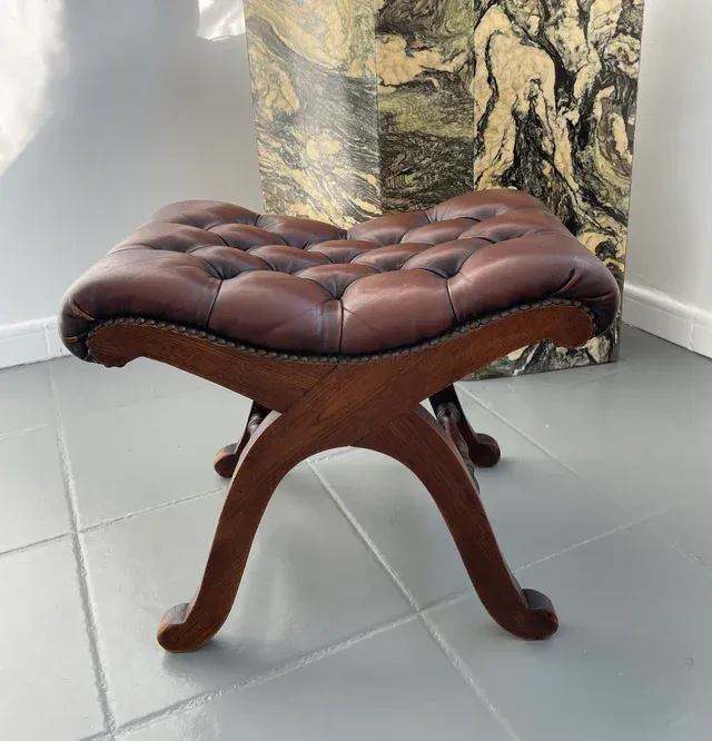 Poggiapiedi in pelle Cardinal Valenti