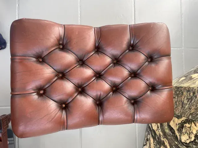 Poggiapiedi in pelle Cardinal Valenti