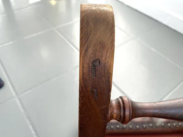 Poggiapiedi in pelle Cardinal Valenti