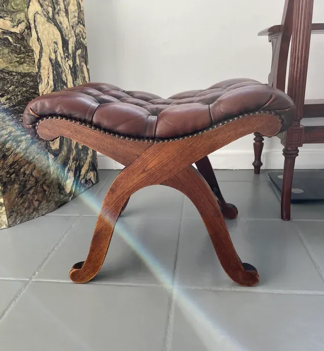 Poggiapiedi in pelle Cardinal Valenti