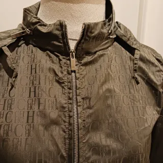Chaqueta impermeable Carolina Herrera.
