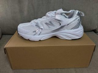 Zapatillas New Balance Mujer Plata y Blanco