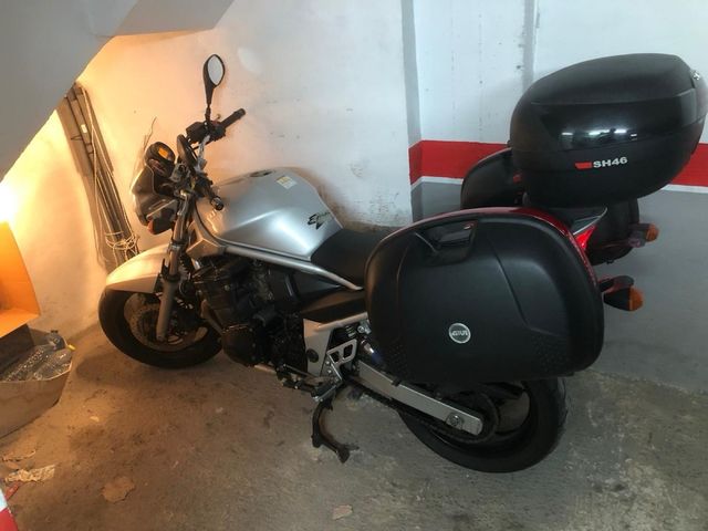 Suzuki Bandit 650cc con maletas