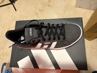 Zapatillas Adidas Negras y Blancas Nuevas
