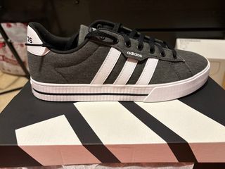 Zapatillas Adidas Negras y Blancas Nuevas
