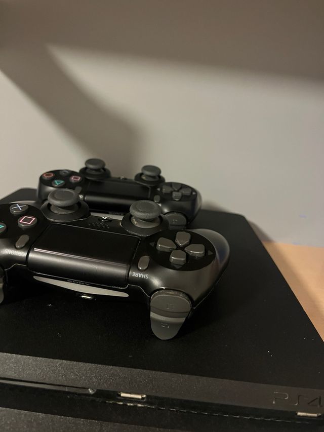PS4 Slim 1TB + Rocket League y 2 mandos