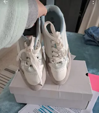 Zapatillas casual grises y blancas