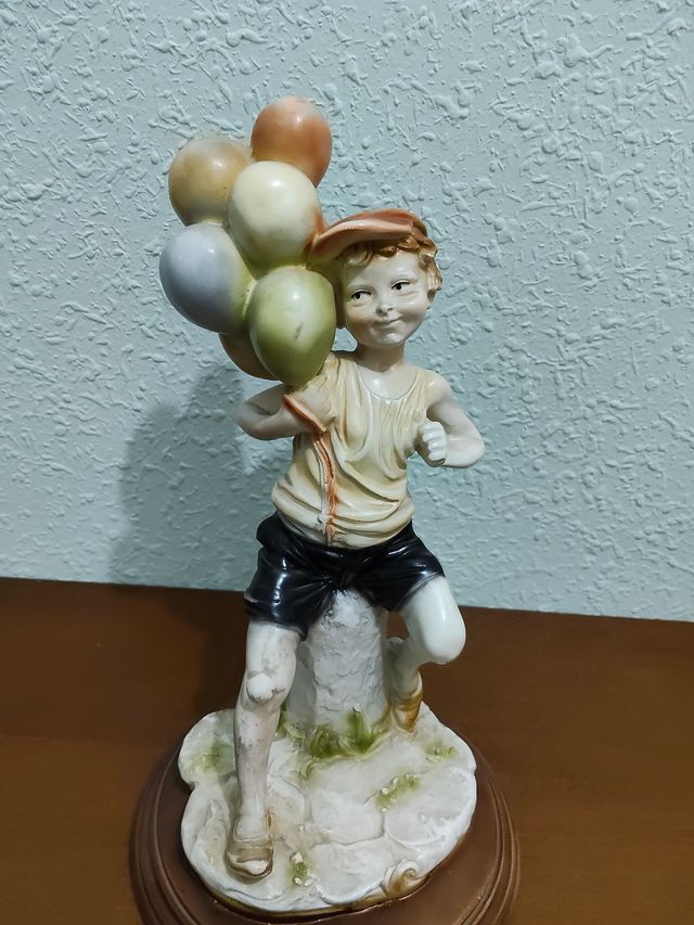 Figura niño con globos cerámica
