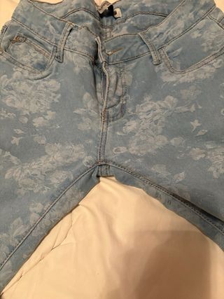 Pantalones vaqueros florales azules