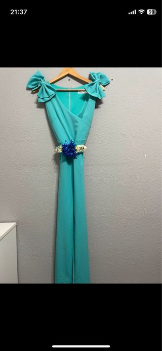 Mono turquesa con cinturón floral