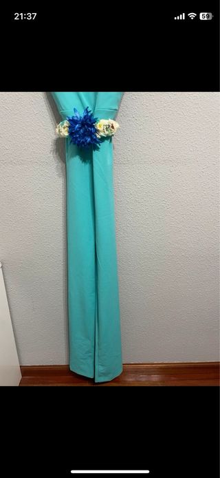 Mono turquesa con cinturón floral