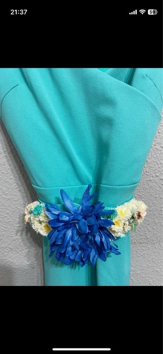 Mono turquesa con cinturón floral