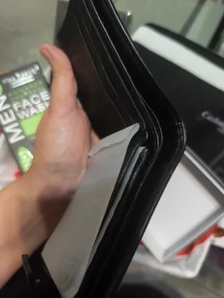 Cesta regalo hombre: Perfume, cartera y bufanda