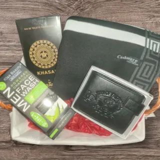 Cesta regalo hombre: Perfume, cartera y bufanda