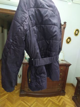 Chaqueta corta morada con cinturón dorado