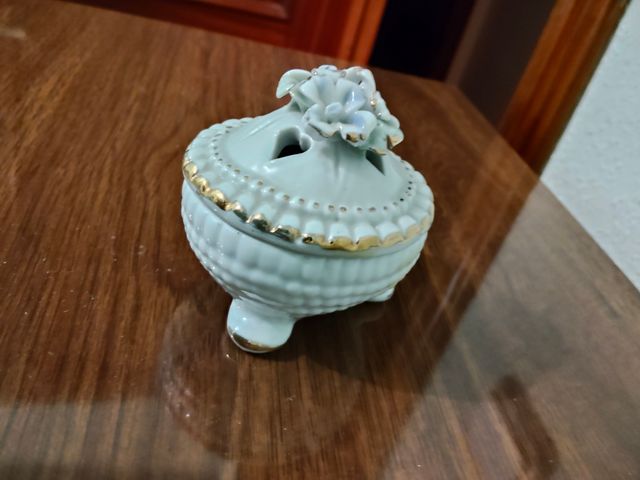 Joyero de cerámica con detalles dorados